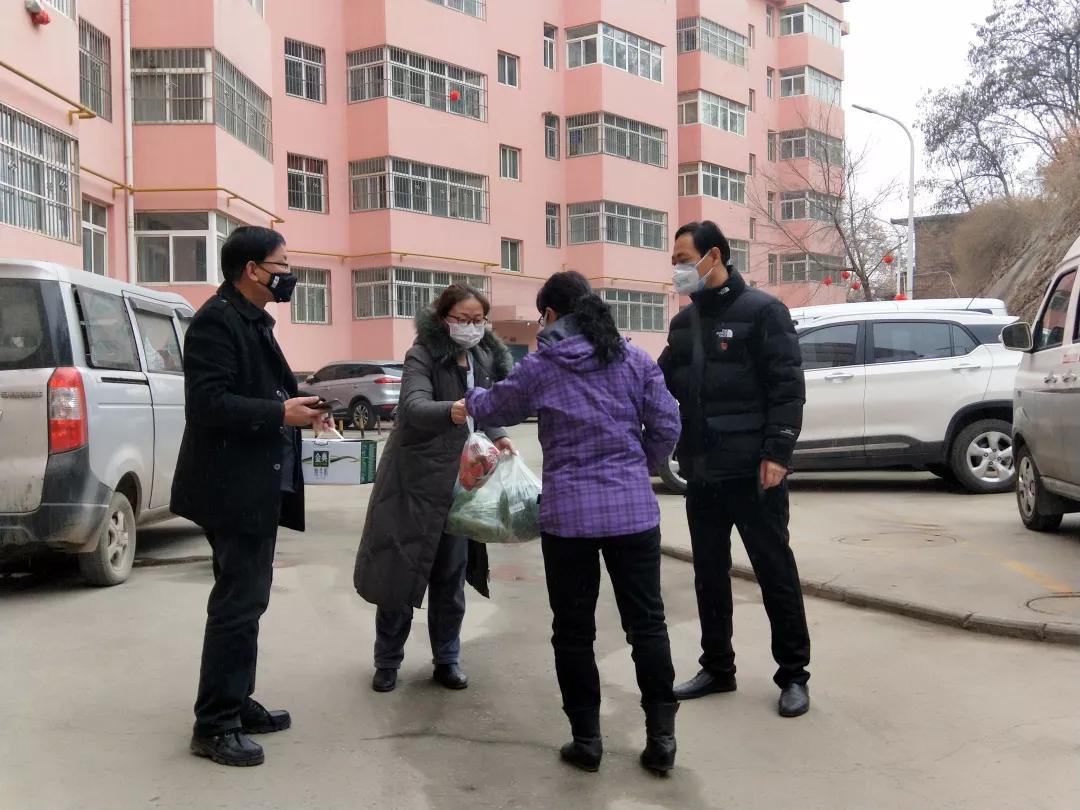 疫情阻击战中，社区里每个人都是一道防线