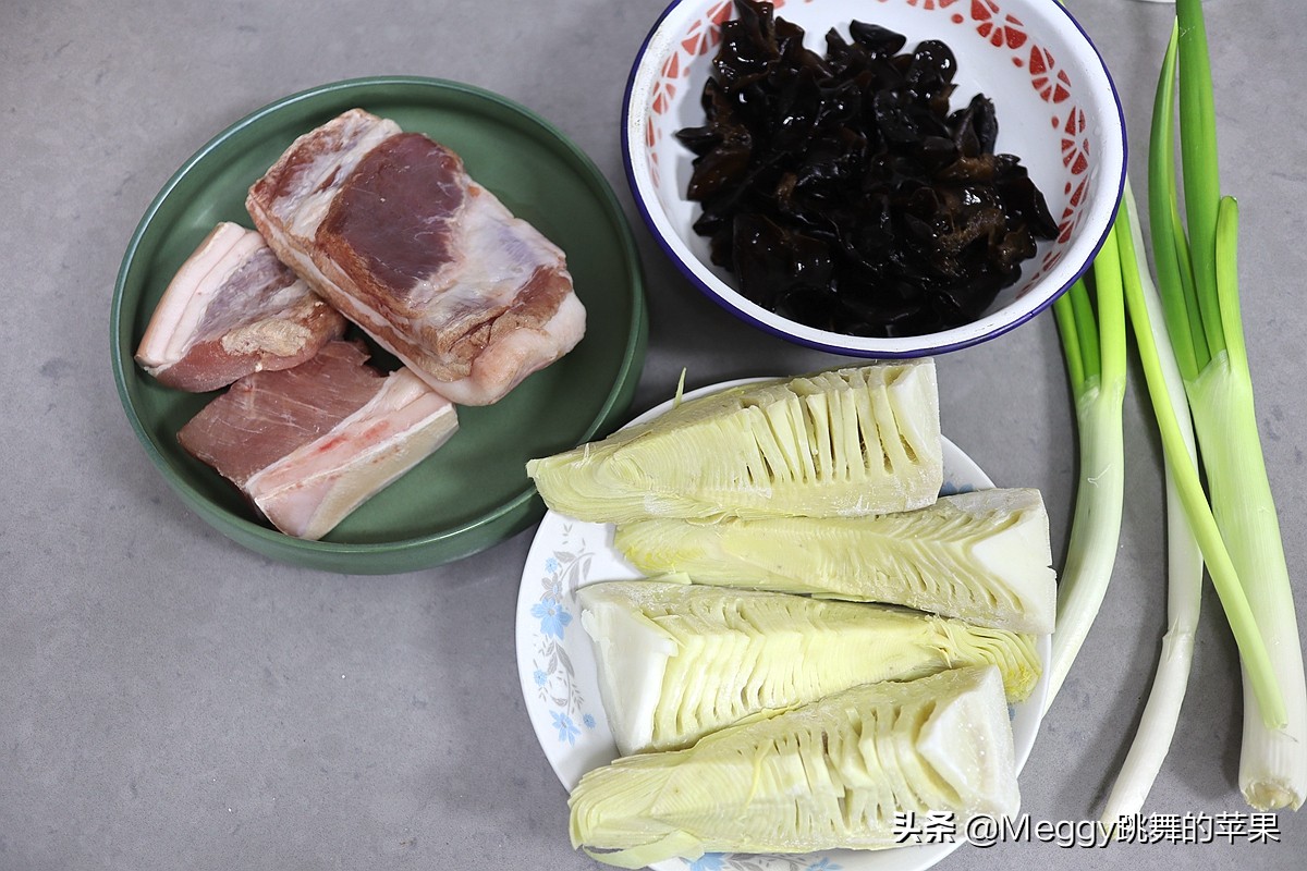 春天必吃的春笋酱肉包子，一锅16个全进肚了，抹抹嘴还没解馋