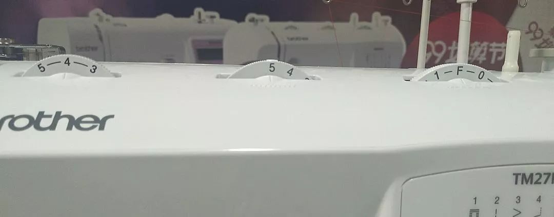 多功能缝纫机扣眼压脚的使用方法,兄弟gs2700扣眼压脚使用教程