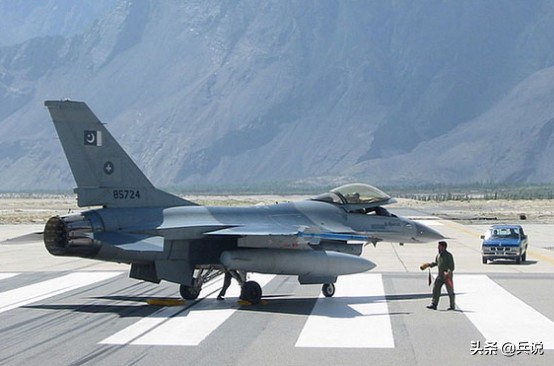 直升机大战f-16战斗机,f16战斗机被击落后的飞行员