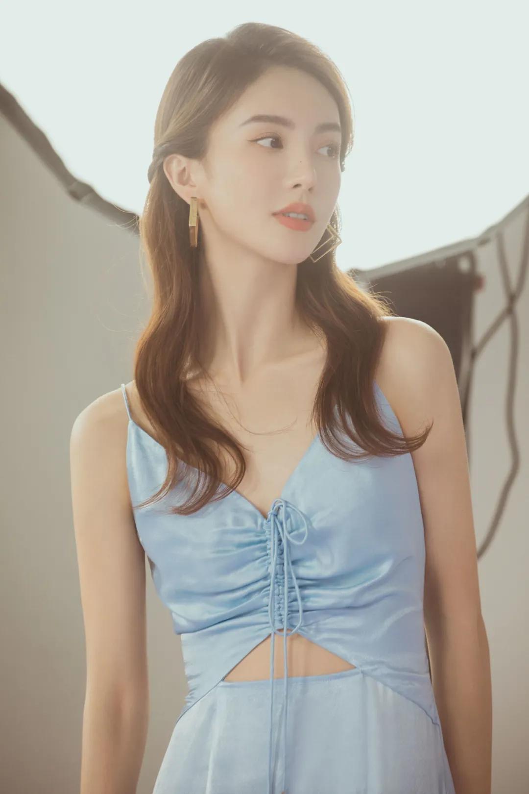 何穗冬天穿衣搭配技巧 (何穗的日常穿搭简单大方又有气质)