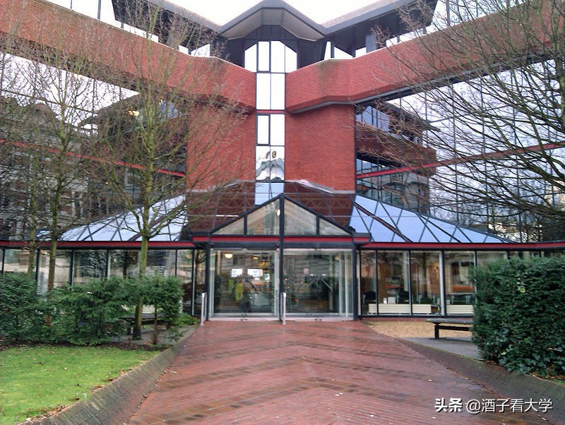 坐落在海军基地、曾策划过诺曼底登陆战之地的大学！