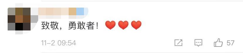 独腿男子双拐射门,单腿男子射门