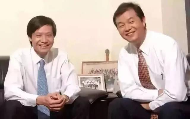 戴口罩直播一天卖300百万的雷军，像极了当初的李嘉诚。