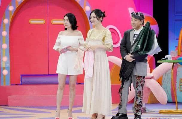 谢娜穿高级感连衣裙,谢娜穿三宅连衣裙