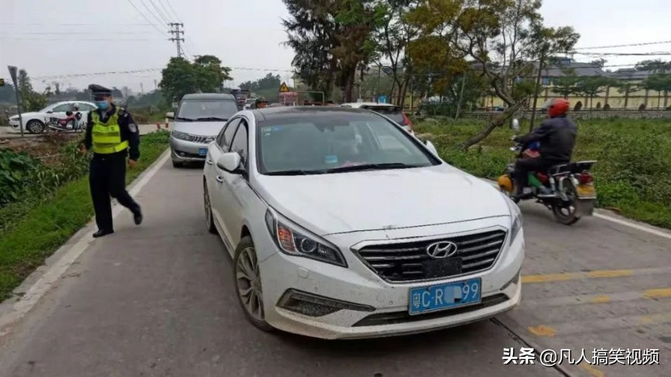 老司机开车躲避行人冲入池塘,老司机开5系