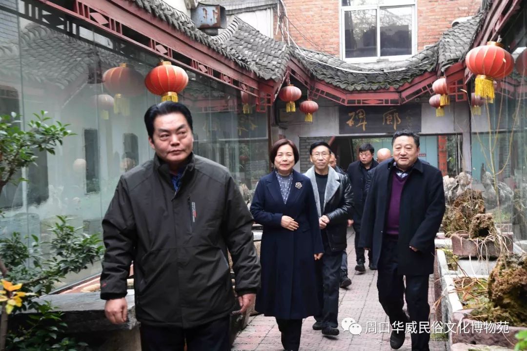 王猛仁诗书创作室在华威博物苑接牌