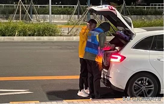 环球影城附近租赁魔法袍和魔法棒,环球影城入园后还能租借魔法袍吗