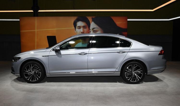 30天卖出23749台的大众迈腾,油耗5.8L,实力超凯美瑞