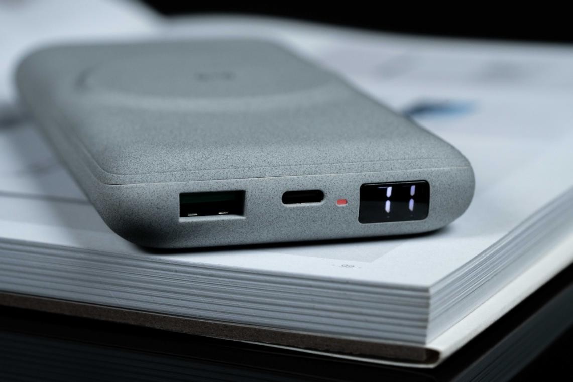 iphone12promax充电宝快充,iphone12pro磁吸无线充电宝评测