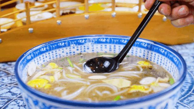 过桥米线汤底的简易做法,过桥米线汤底是什么做的