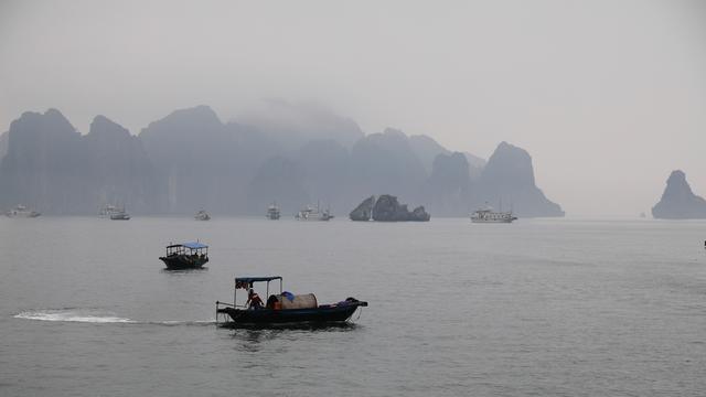 这里虽然风景如画人们生活的却很凄惨没日没夜的追着大船讨生活
