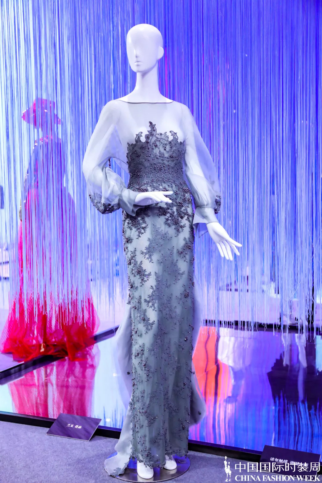 用丝线牵引时尚|“天锦地绣·华夏大美”刺绣艺术展精彩纷呈