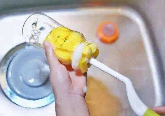 奶瓶没清洗干净给宝宝喝奶的危害,宝宝喝奶的奶瓶怎么正确洗干净