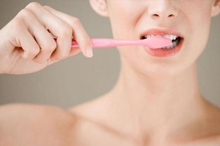 牙齿太黄刷牙总是刷不干净怎么办,天天刷牙还是牙黄口臭是怎么回事