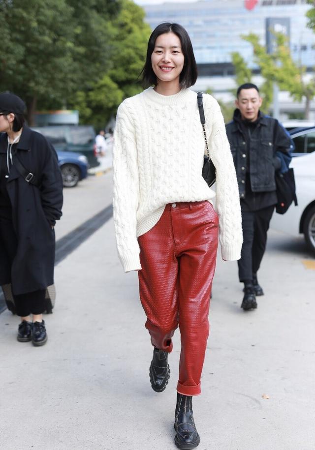 新款皮裤洋气又时髦怎么搭配,质感十足的皮裤今年流行这么穿
