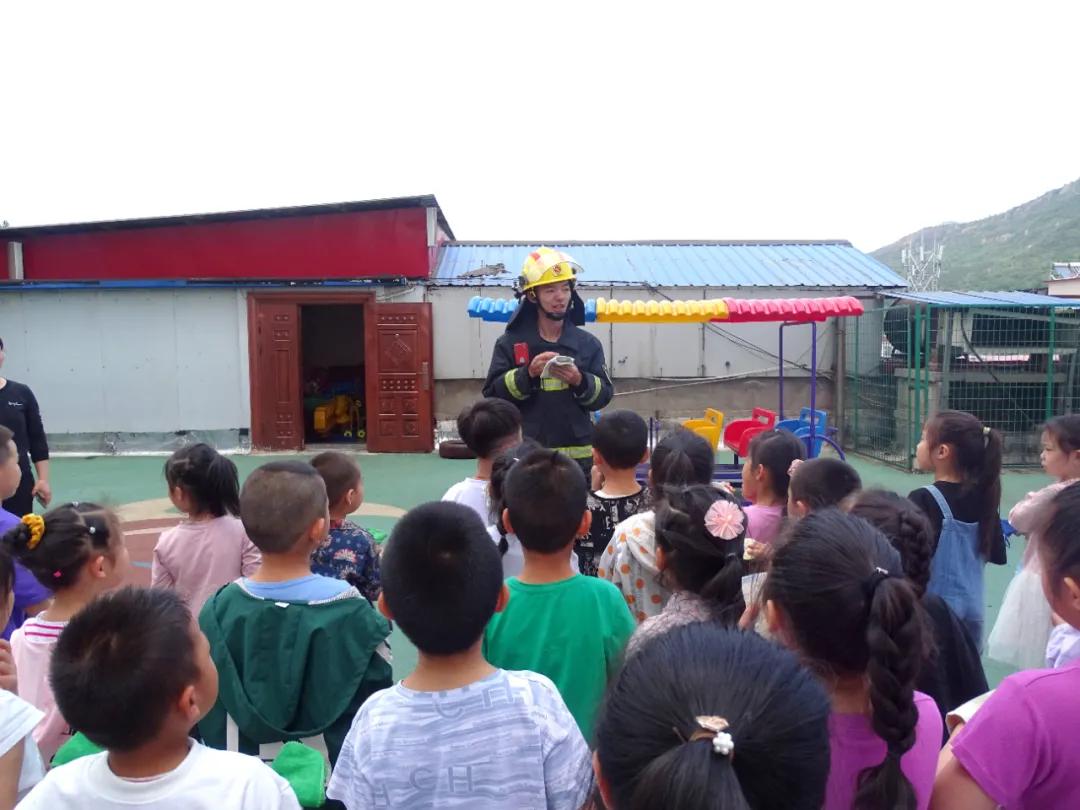 和消防员一起过六一儿童节,六一消防童行