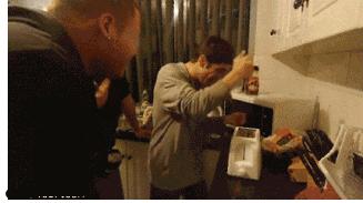 三个傻子跟我一块踢球gif,和两傻子在一起踢球gif