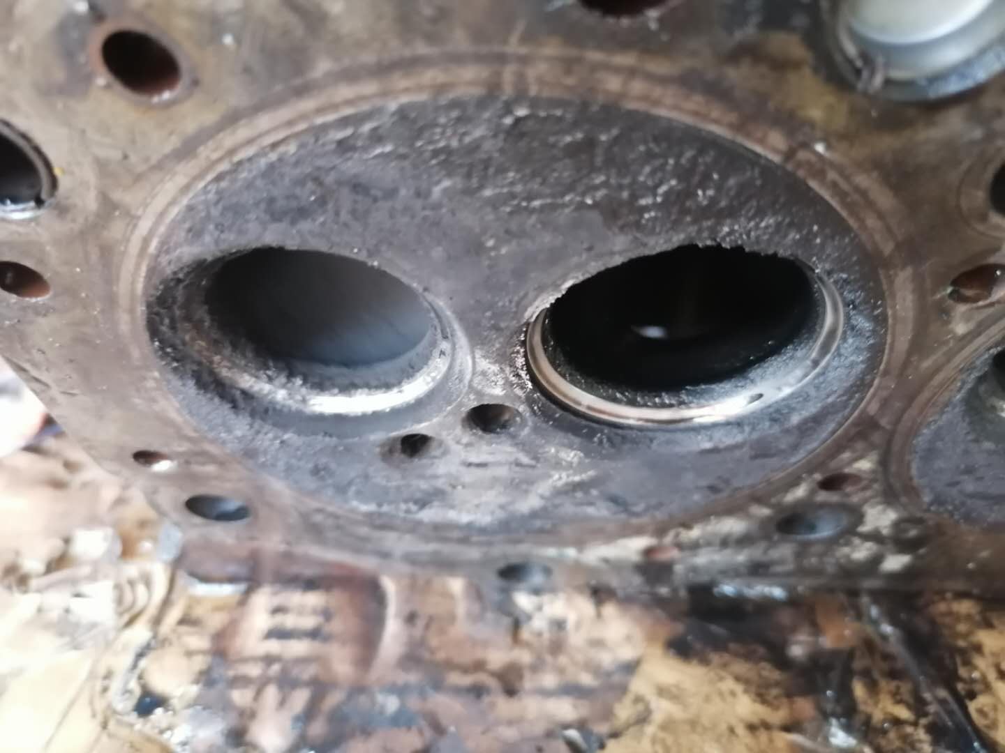 才跑4万公里货车烧机油怎么回事,发动机烧机油活塞发黑