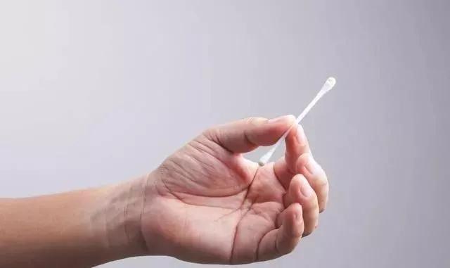 用棉签掏耳朵的危害动画,用棉签掏耳朵对身体有害吗