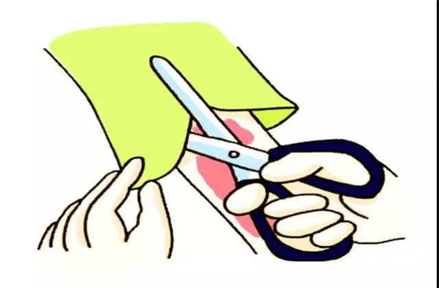 4岁女孩被油烫伤，爷爷的处理方式太赞了，医生都竖起了大拇指