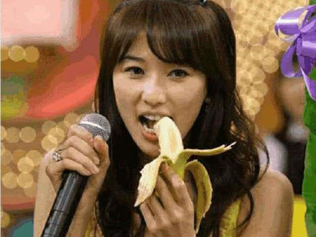 10年前，林志玲当众喂男星吃香蕉，强颜欢笑却难受的吐舌头
