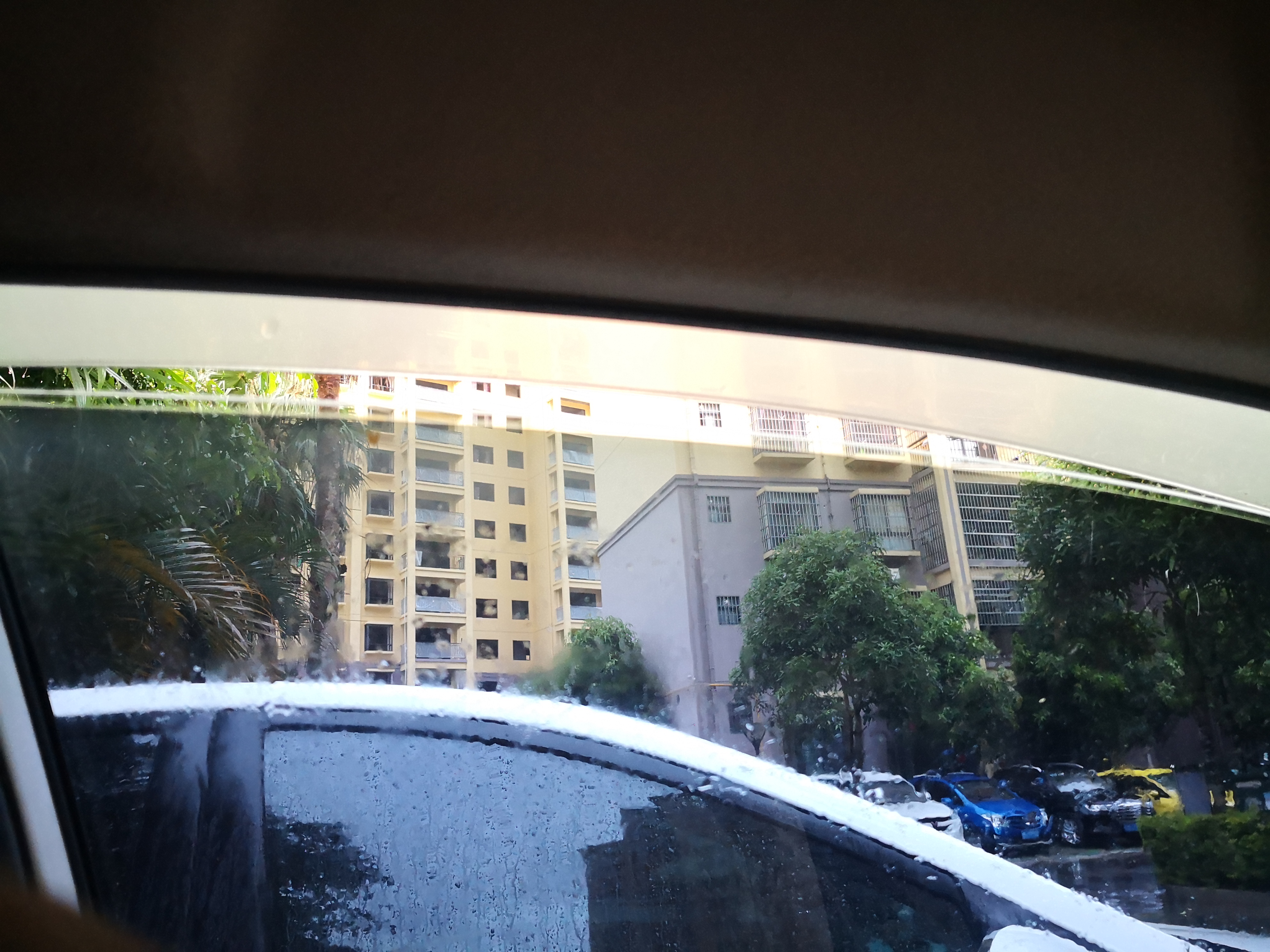 雨天前车窗起雾去除小妙招,雨天前挡风玻璃除雾正确方法