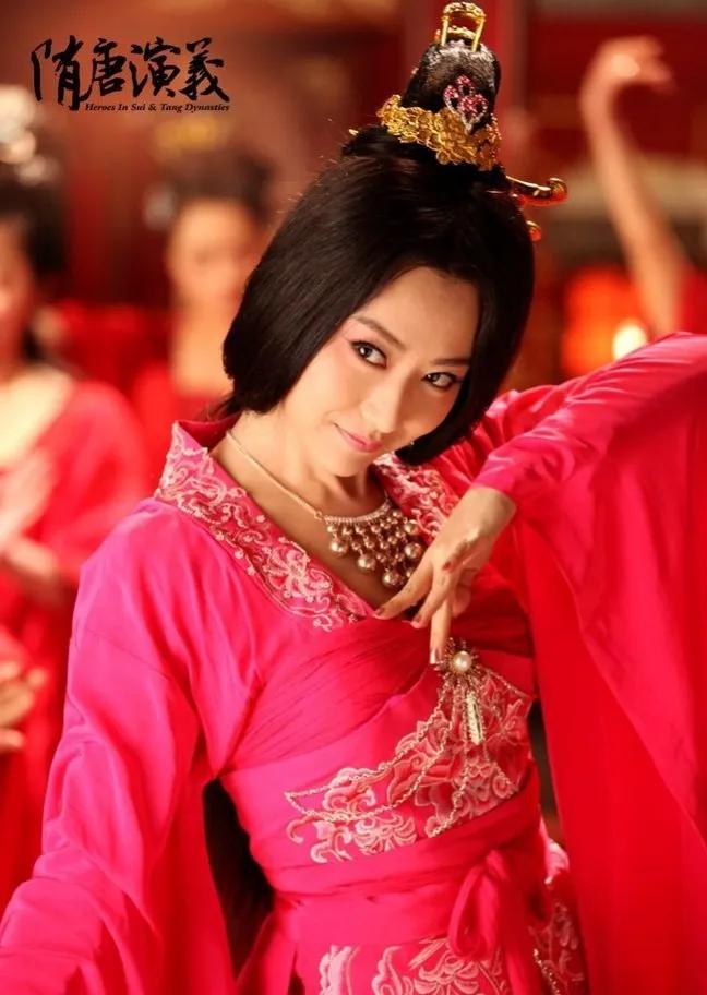 她是英皇在内地一姐,靠成龙力捧出演《神话》,礼服事件备受争议