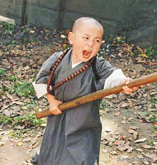 2岁孩子被虐待致死还伸手要抱抱,两岁儿童被虐待事件