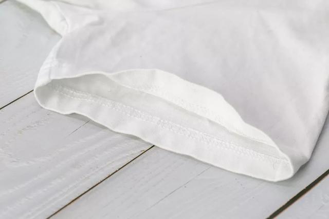 优衣库跟zara的短袖对比,优衣库中长款t恤白色速干