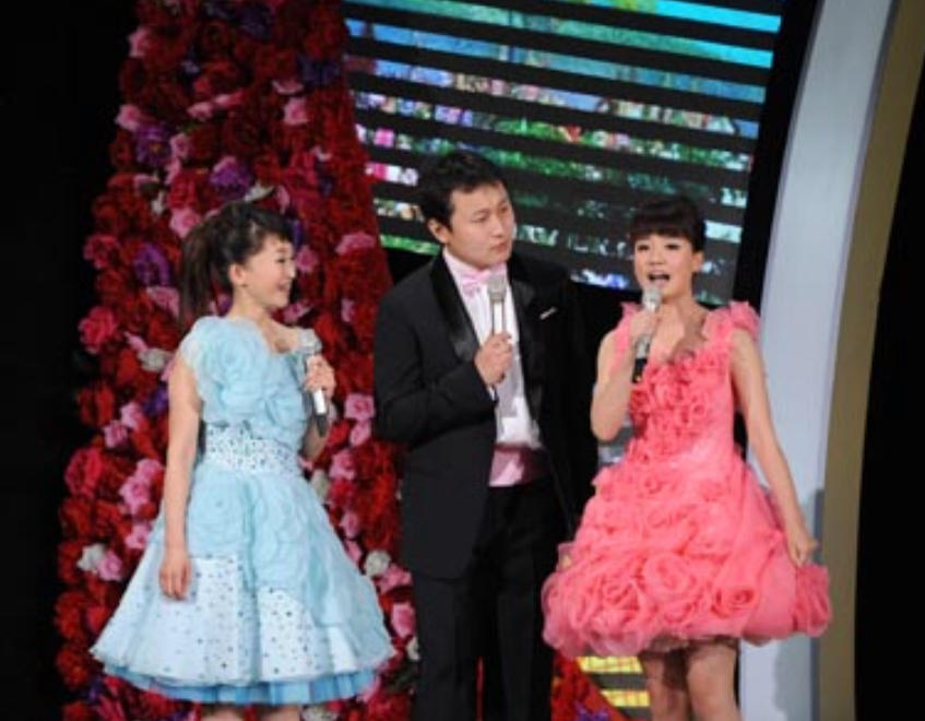 高龄生子、嫁神秘富商、退休成网红，“童年回忆”们变样了吗？