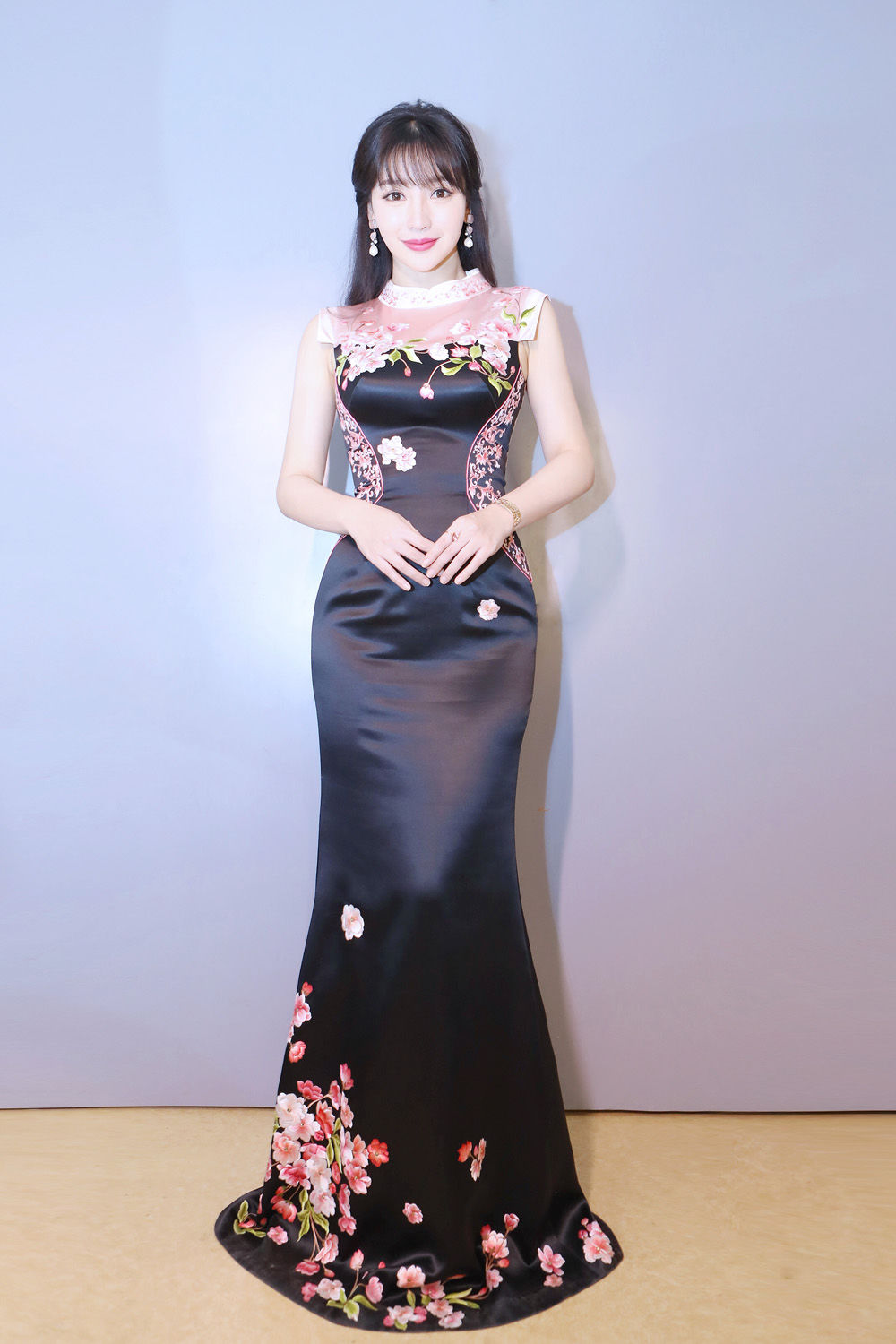 柳岩穿白色蕾丝旗袍的照片,柳岩真的很美吗