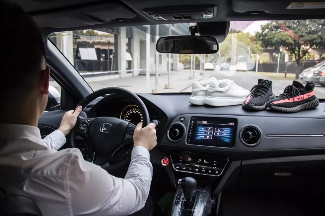 潮鞋与潮车是如此般配,90后年轻人就爱这一口