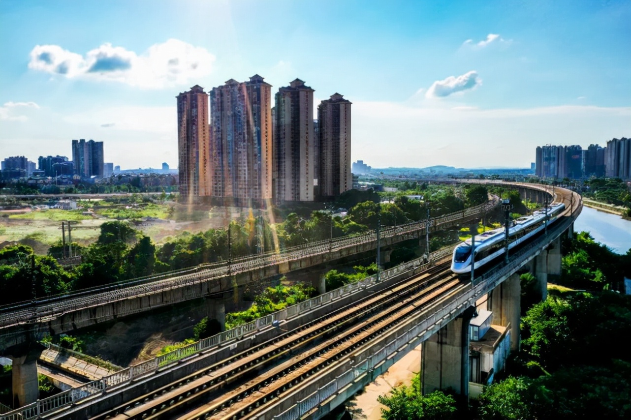 披荆斩棘岳山,披荆斩棘高歌猛进