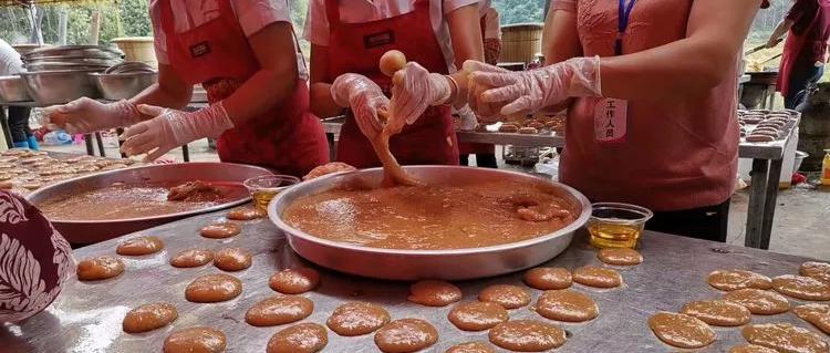 山底禾了社飞来之地的禾了节打糍粑做糍粑籺过禾了节