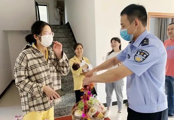 婴儿呛奶如何正确处理,婴儿呛奶时的正确处理方法