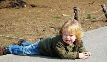 宝宝摔伤的正确处理方法,宝宝摔伤了怎么办