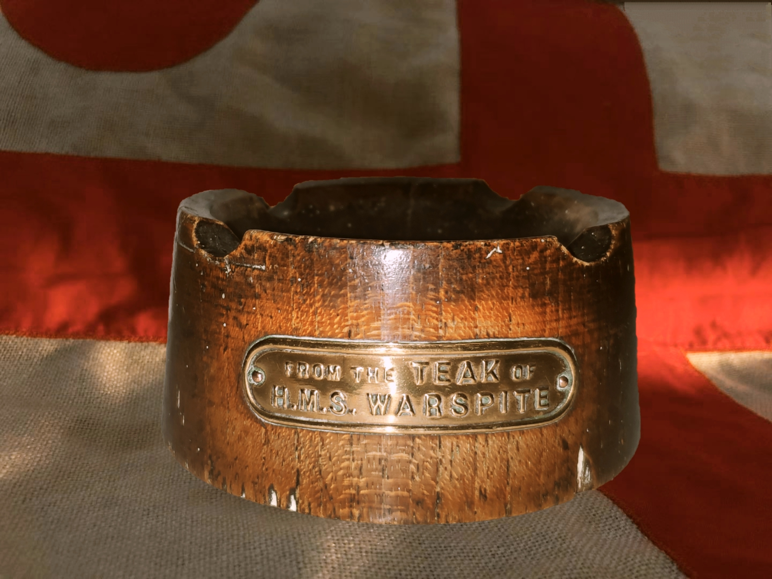 英雄谢幕传奇永存,1——HMS厌战号甲板柚木烟灰缸——最后的航迹