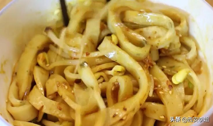 陕西凉皮正宗做法放不放麻酱,手把手教你做出陕西特色小吃凉皮