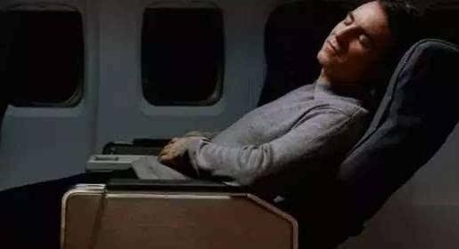 空姐在飞机上晕机怎么办,坐飞机晕机要不要告诉空姐