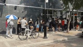 老外学习中国烧冥币,靠冥币致富