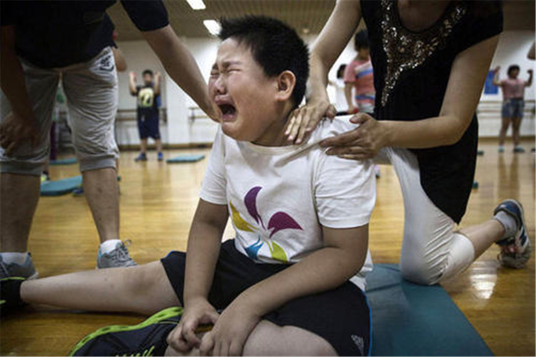 孩子总爱发脾气爱哭如何正确引导,孩子爱发脾气一说就哭没耐心