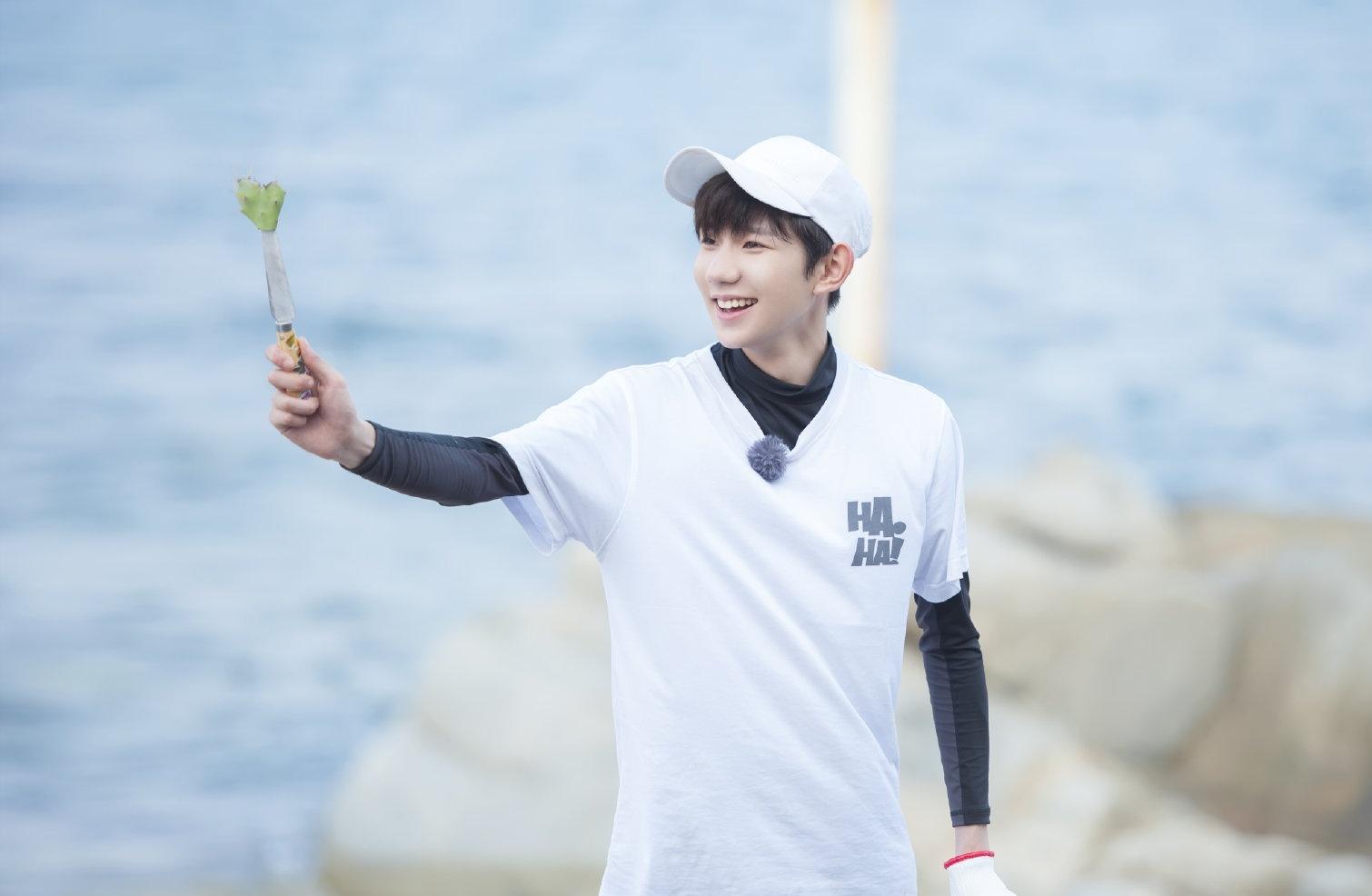 王源羽毛球馆,王源贾乃亮打羽毛球