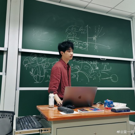 学识加成美得自然真实！温大老师像吴彦祖张震，思政老师撞脸Lisa