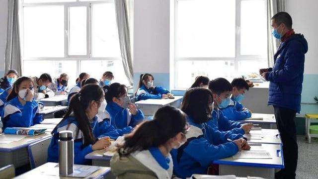 家长把孩子交到我们手上,家长把小孩捧在手心里