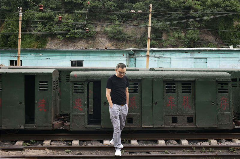 从煤炭价格“*轨双**制”结束后的一夜暴富，到“煤改”后的变故，山西煤运货车司机见证了足够戏剧性的一幕幕