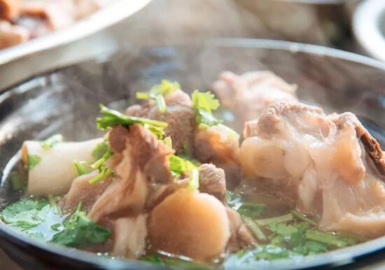 牛骨头汤做高汤,怎样炖牛骨头汤又好喝又有营养