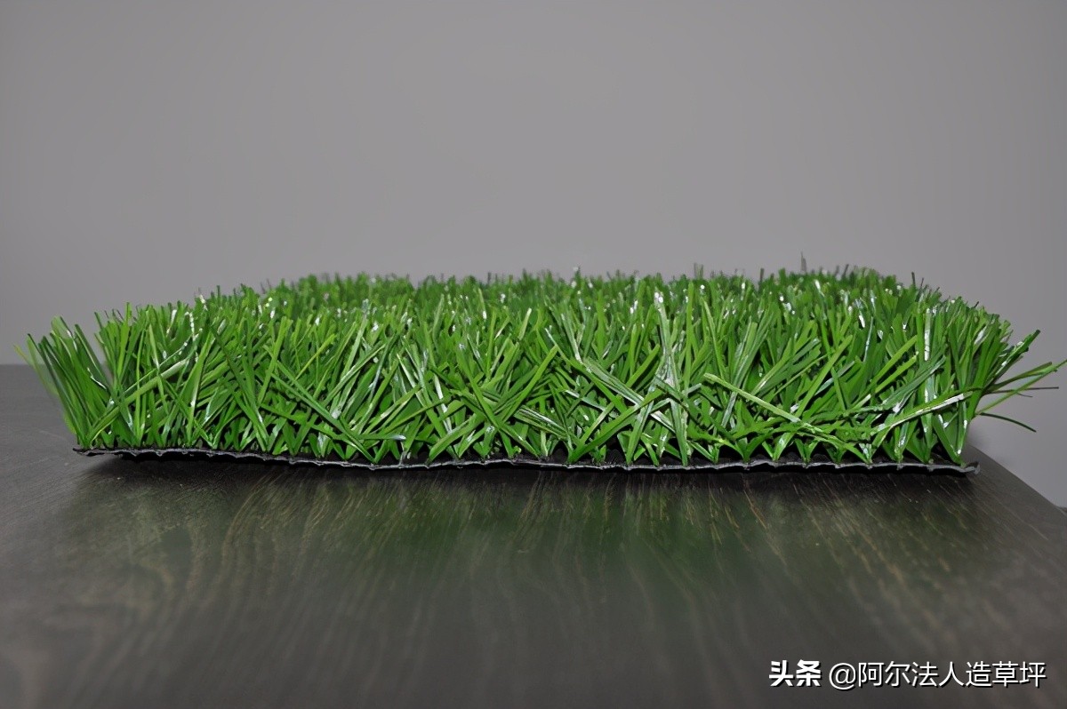 标准足球场铺草坪多少钱,足球场草坪每平方造价