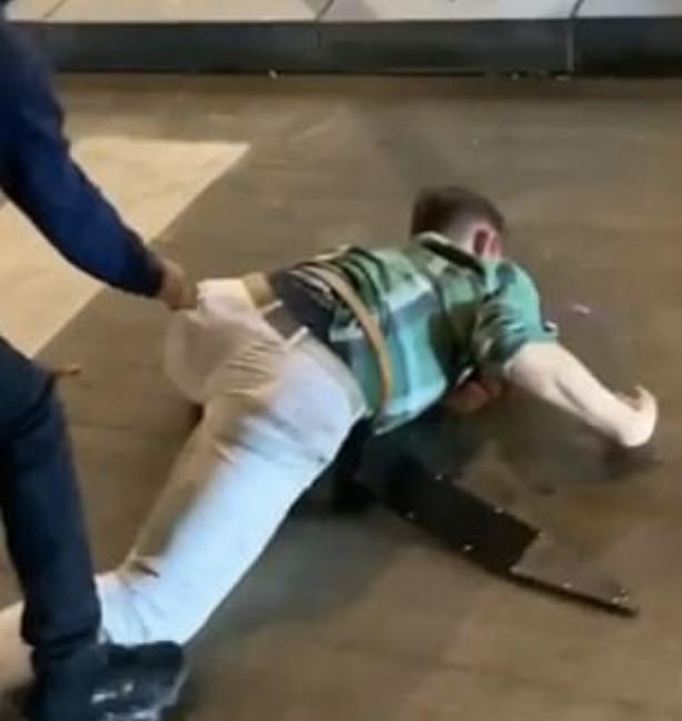 美国店主持宝剑保卫店铺，却遭暴徒*攻围**，被打趴在街头