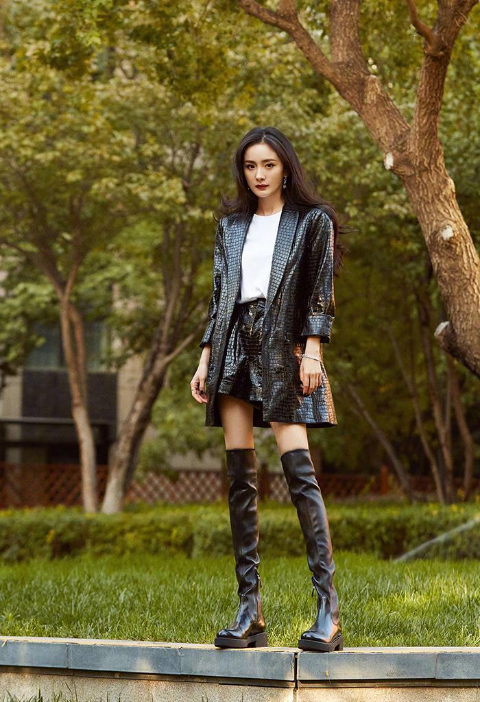 迪丽热巴短裤加过膝靴,长筒过膝靴穿搭女冬季